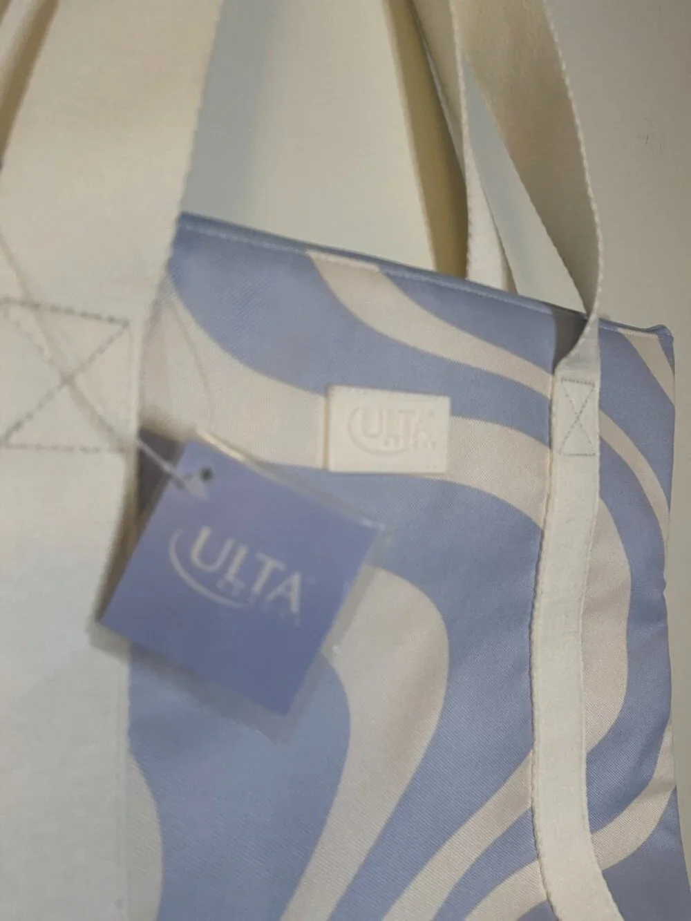 NWT Ulta Beauty Insulated Cooler Tote Bag Blue White Zip Top Beach Travel